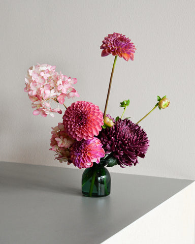 gather vase solo e green glass fresh flowers